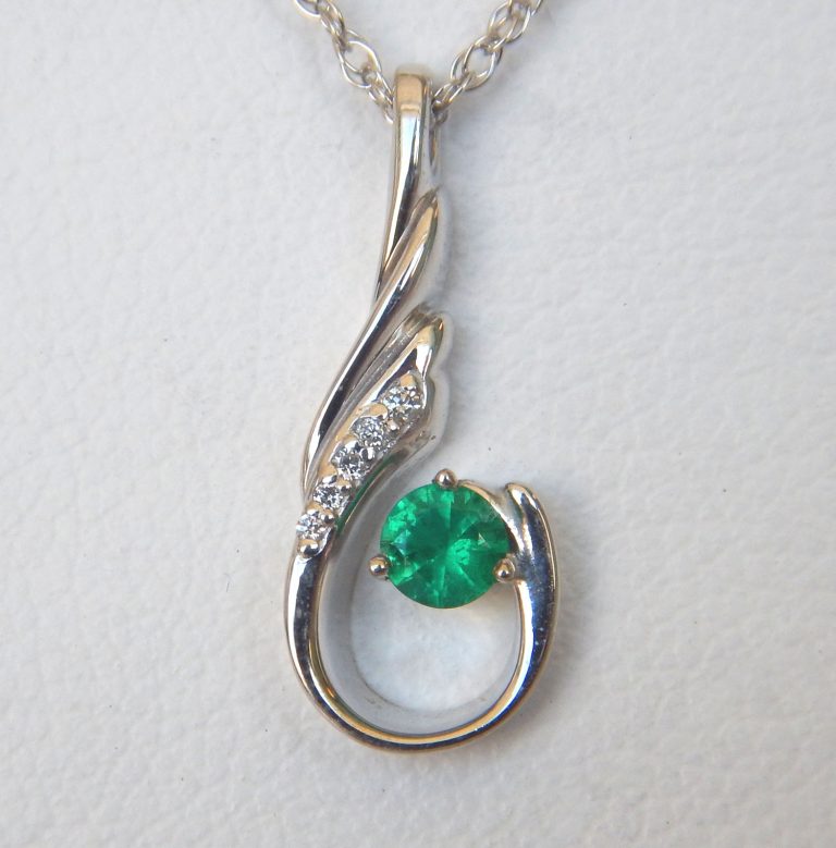 emerald-and-diamond-pendant-2-768x779