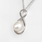 side view of freshwater pearl pendant