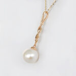 side view of yellow gold pearl pendant