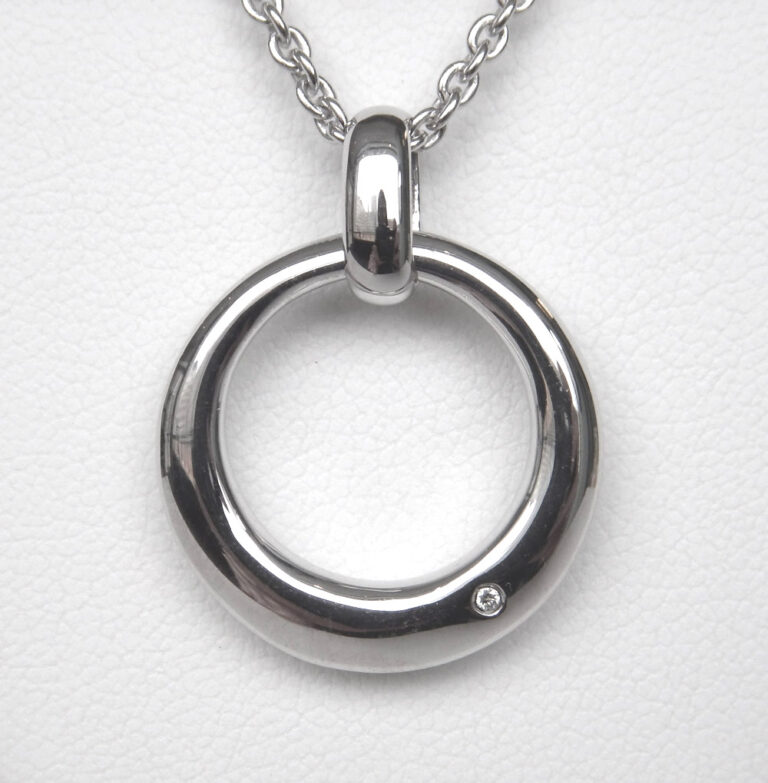 sterling silver diamond circle pendant